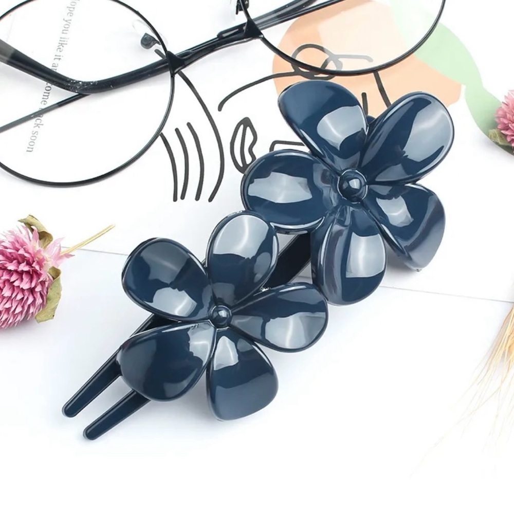 Acrylic floral hair clip - Picture 3 of 10
